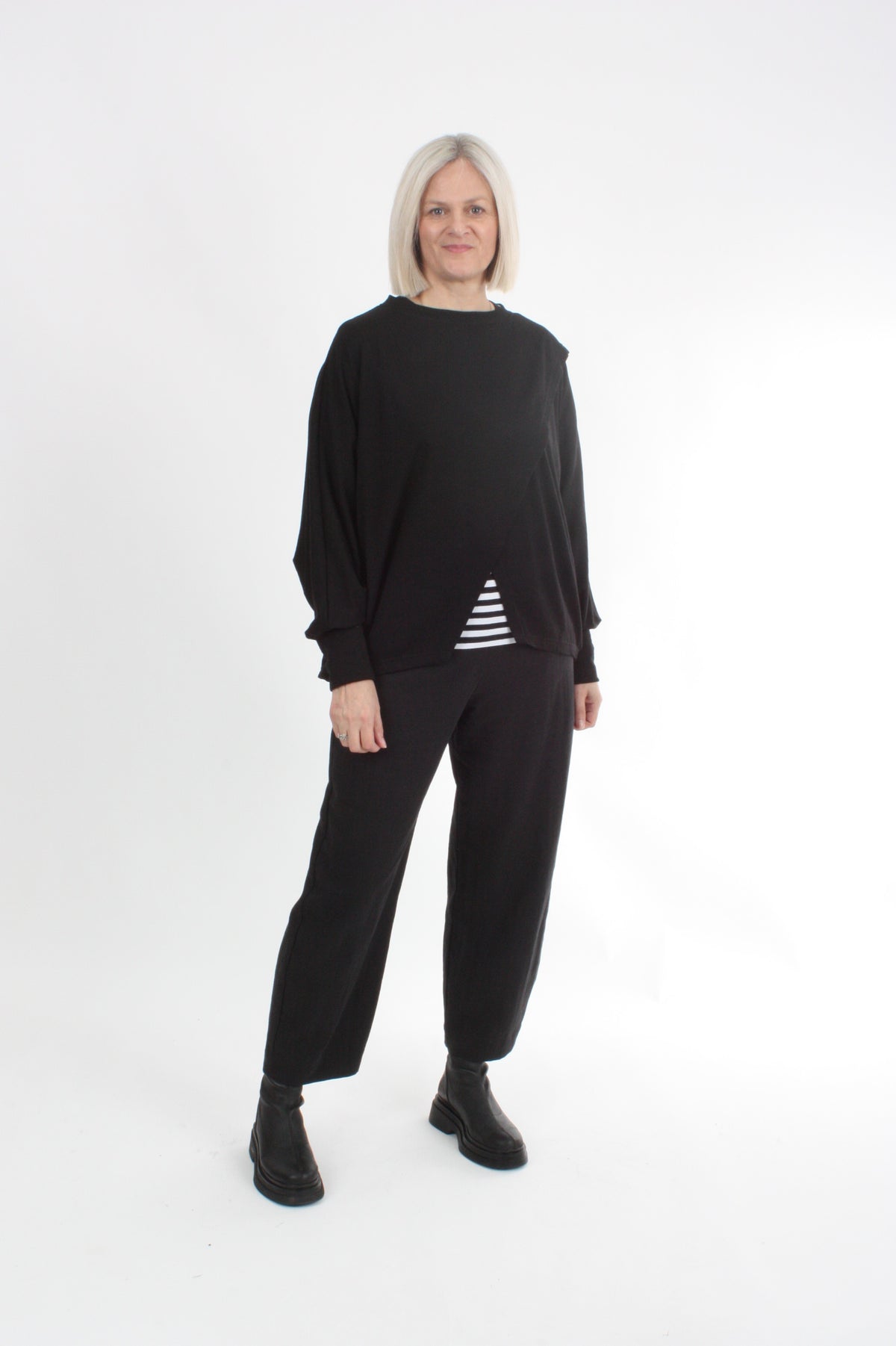 Cross Over Jumper square cut - Black Merino