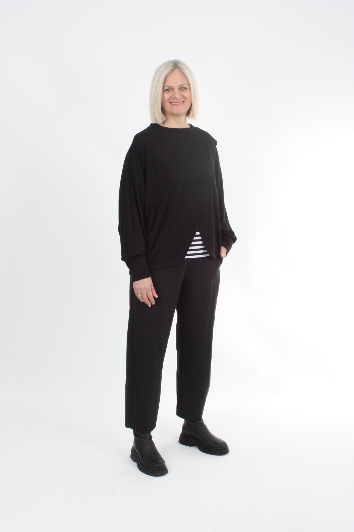 Cross Over Jumper square cut - Black Merino