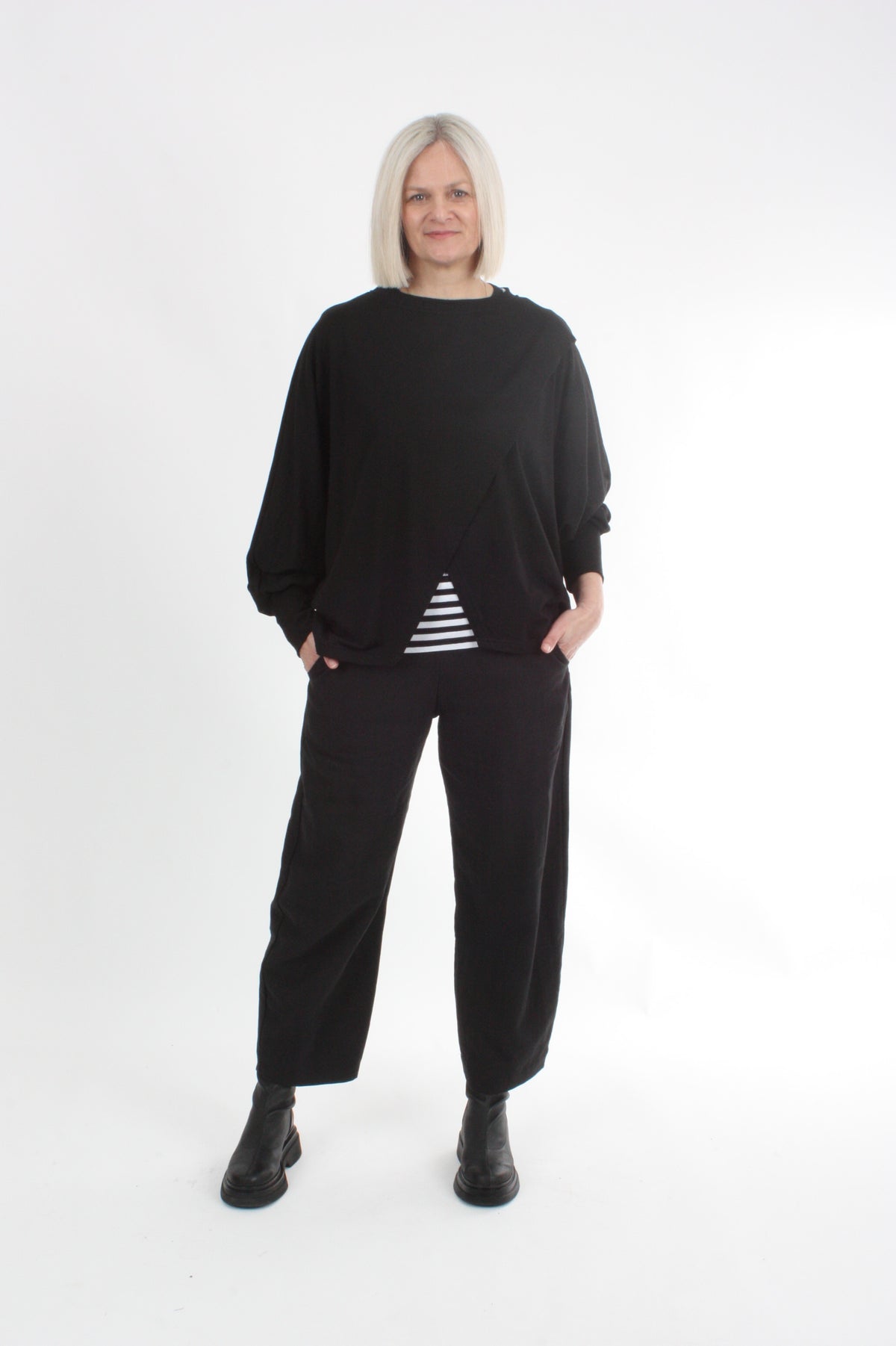 Cross Over Jumper square cut - Black Merino