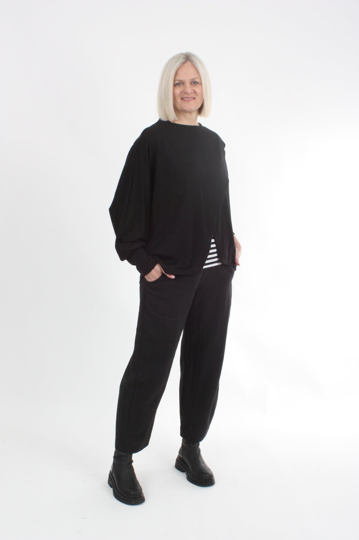 Cross Over Jumper square cut - Black Merino