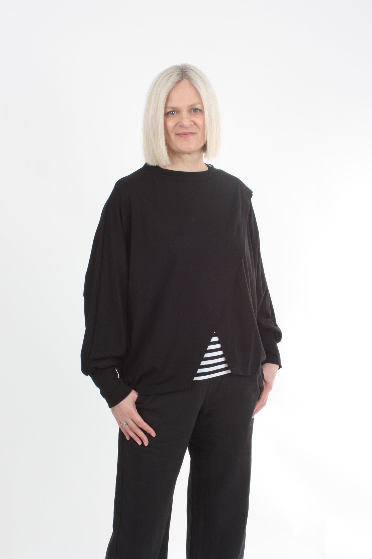 Cross Over Jumper square cut - Black Merino